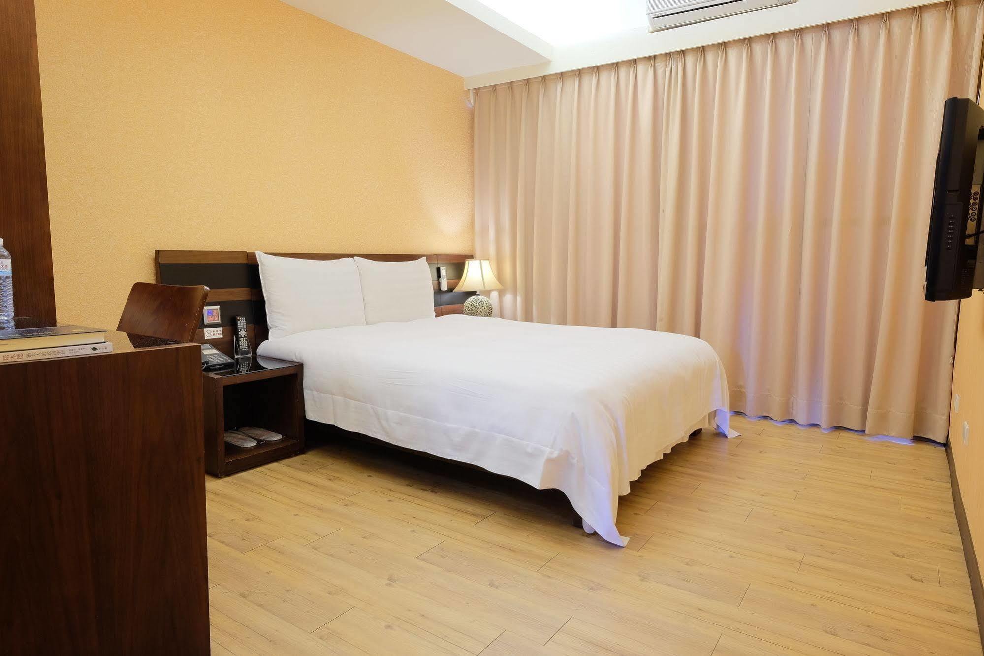 Talmud Hotel Gongyuan Taichung Exterior foto